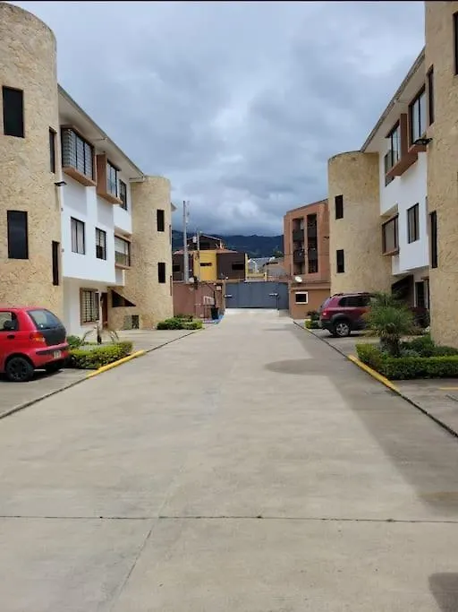 Departamento Grande Con Jacuzzi Apartment Cuenca